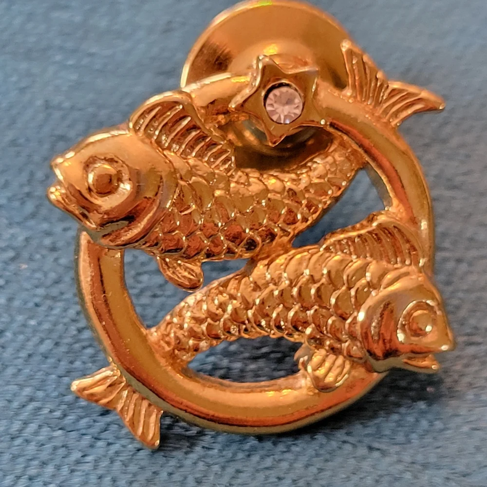 Vintage (?) Pisces Tie Tack ~ Lapel Pin ~ Unisex ~ 2 Fish ~ Gold Tone ~ FINAL!